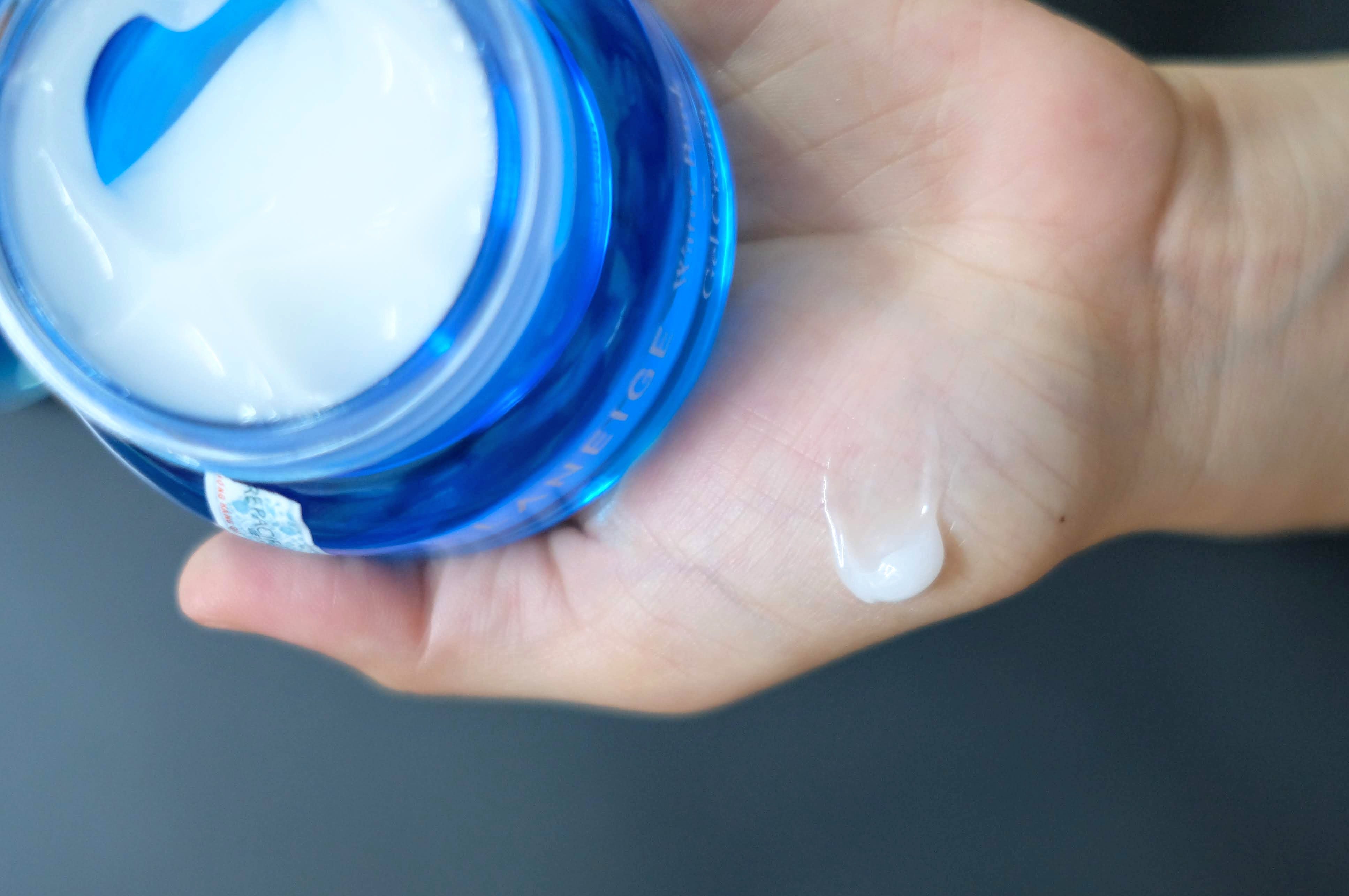 Chất kem gel mỏng mịn của Laneige Water Bank Gel Cream dễ dàng thấm vào da 