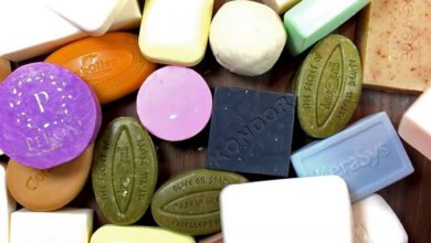 Một số thói quen khi lựa chọn sản phẩm làm sạch có thể khiến da chúng mình khô căng, thiếu ẩm - Ảnh: Internet