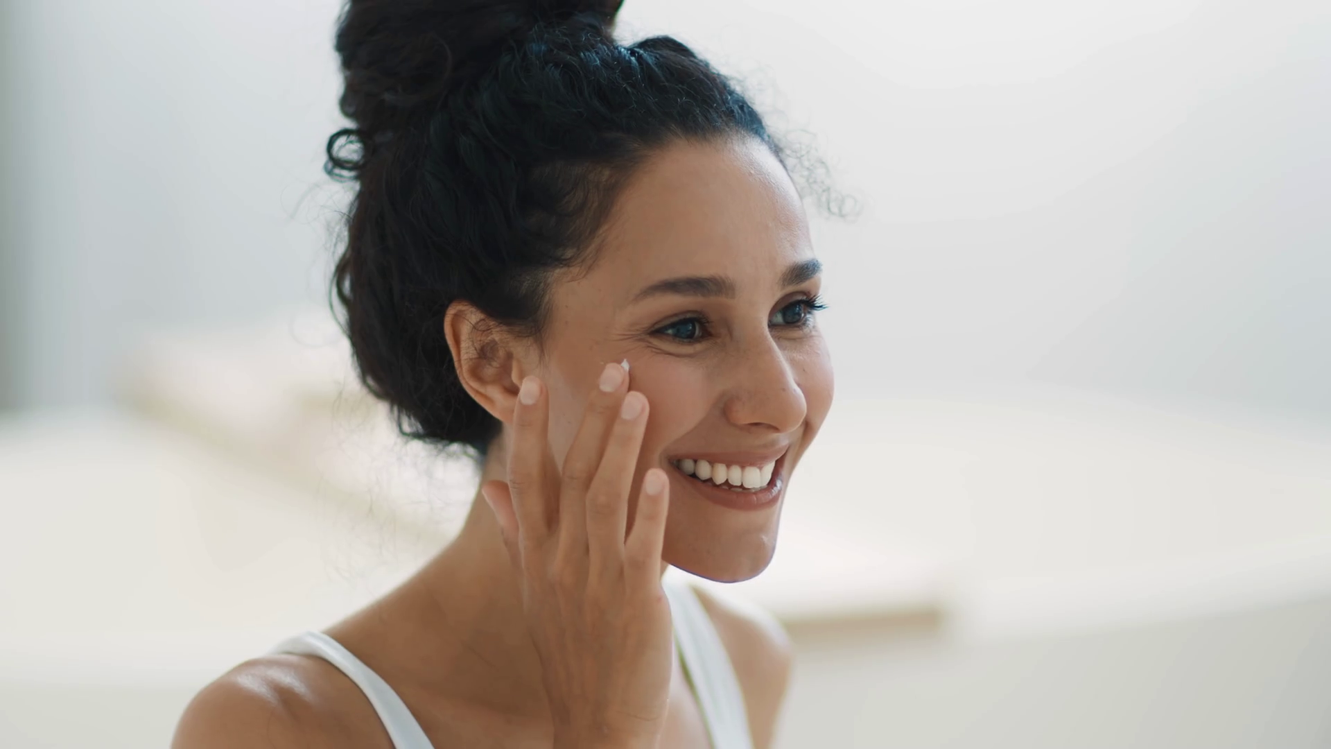 Phụ nữ thoa kem dưỡng centella asiatica trong skincare routine