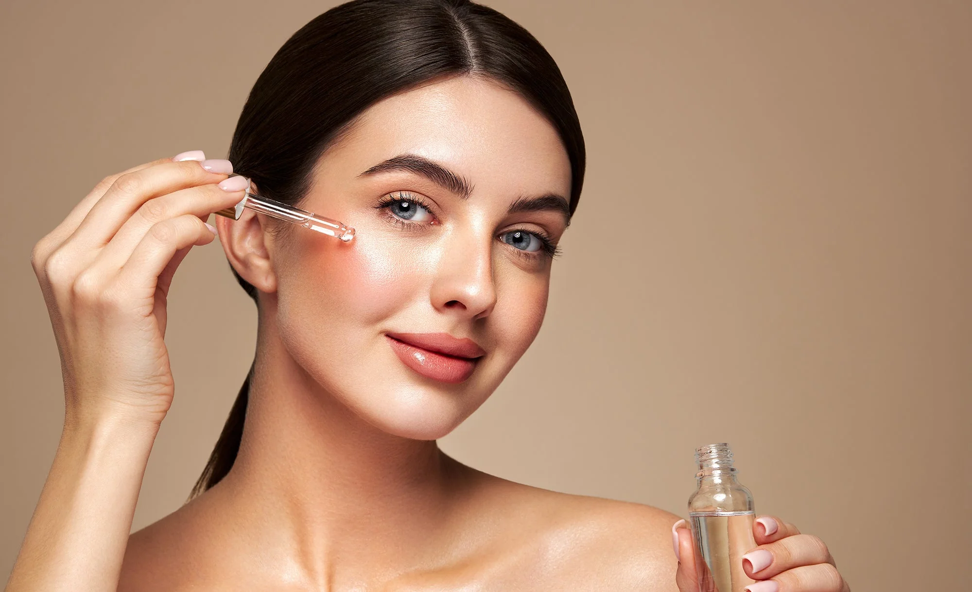 Phụ nữ thoa serum centella asiatica cho làn da sáng khỏe