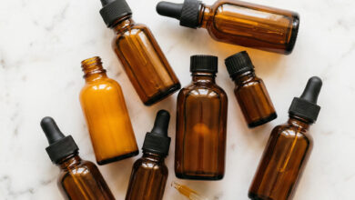 Bộ sưu tập serum vitamin C xếp flat lay trên nền đá cẩm thạch trắng