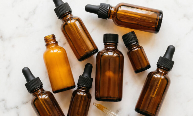 Bộ sưu tập serum vitamin C xếp flat lay trên nền đá cẩm thạch trắng