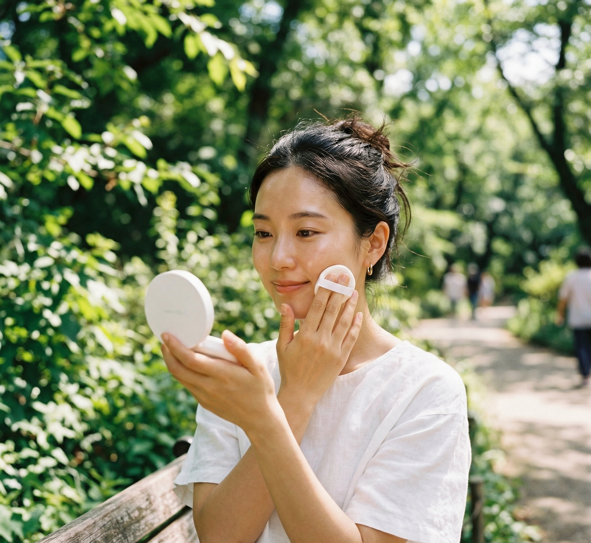 Cách reapply kem chống nắng khi ra ngoài bằng cushion compact