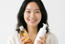 Cô gái tươi tắn cầm dầu tẩy trang và sữa rửa mặt - bộ đôi sản phẩm double cleansing