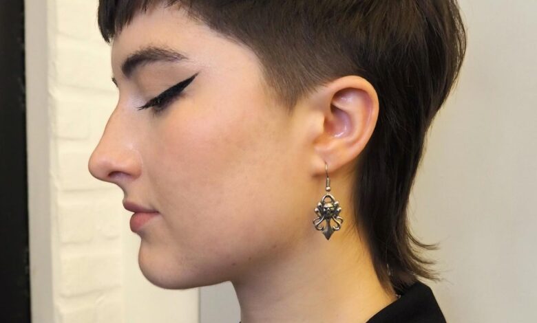 Kiểu tóc mullet nữ ngắn hiện đại nhìn từ nghiêng