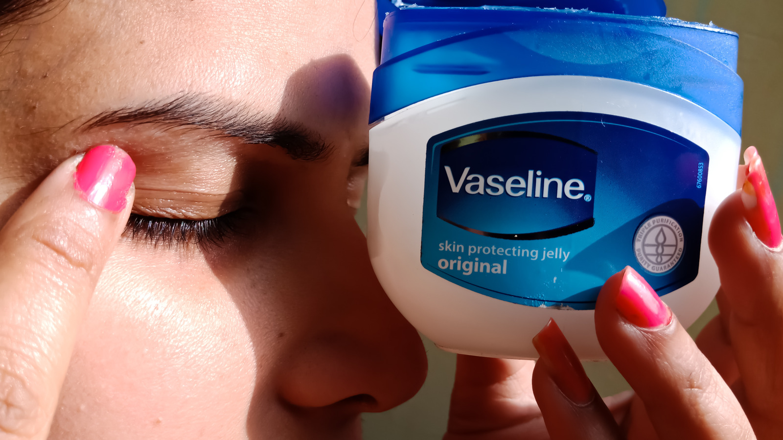 Dùng Vaseline petrolatum thoa mặt đúng lượng khi slugging