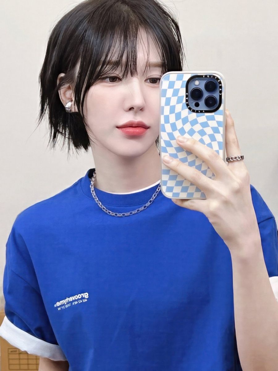 Cô gái Hàn Quốc tóc mullet layer ngắn selfie gương phong cách