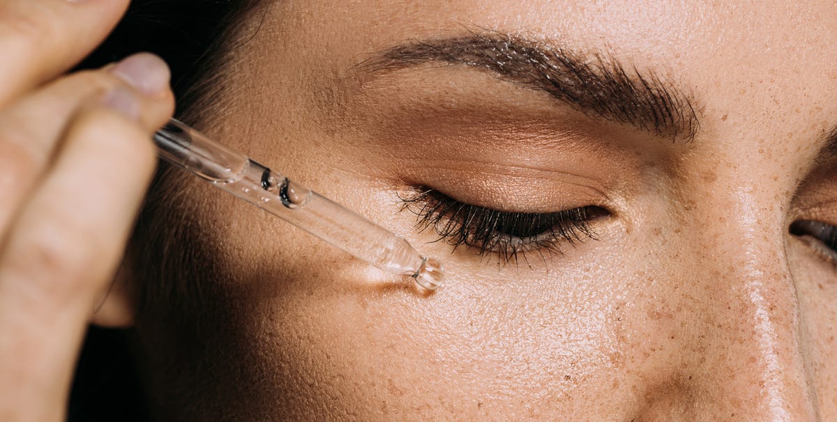 Thoa serum trị mụn viêm lên da mặt