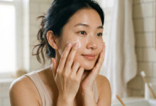 Skincare routine cho da khô - thoa kem dưỡng ẩm buổi sáng