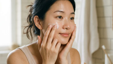 Skincare routine cho da khô - thoa kem dưỡng ẩm buổi sáng